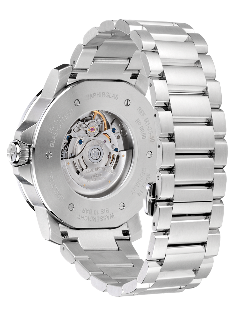 Rückansicht der Armbanduhr 29er Big am Metallband mit Blick in den gläsernen Gehäuseboden