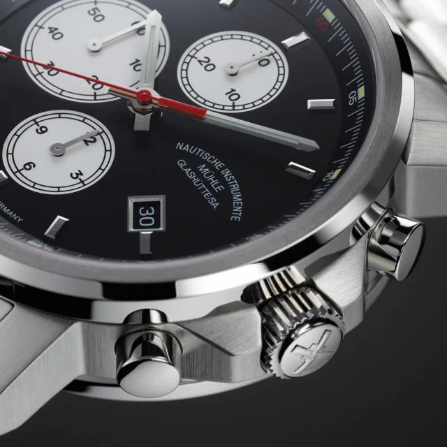 Nahaufnahme des 29er Chronograph mit schwarzem Zifferblatt und Fokus auf die verschraubte Krone.