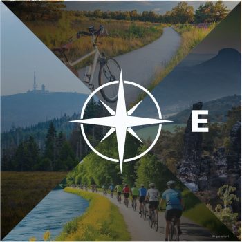 Kompassrose in weiß, die auf ein E zeigt. Im Hintergrund 4 dreieckige Bilder mit Fahrradfahrern und Landschaften.