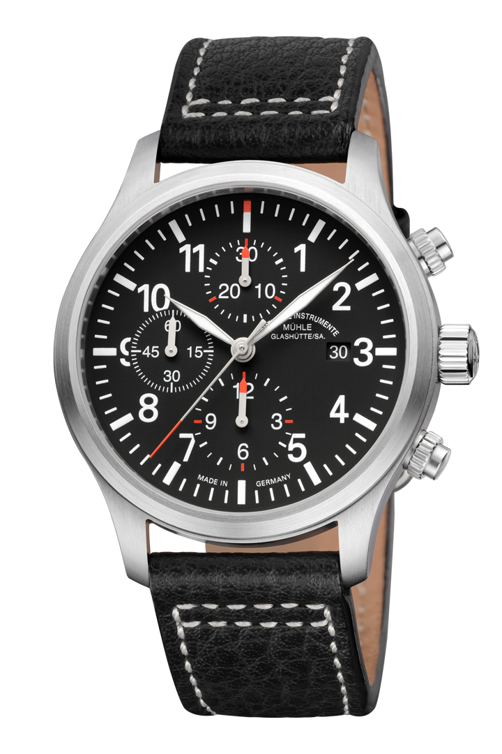 Terrasport I: Terrasport II: Frontalansicht einer Armbanduhr mit schwarzem Zifferblatt, weißen Indizes, silbernem Gehäuse uns schwarzem Lederband.