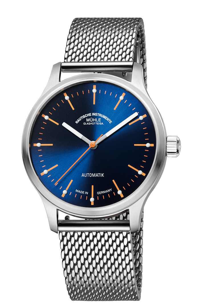 Panova Blau: Frontalansicht einer Armbanduhr mit einem blauen Zifferblatt, silbernem Gehäuse und silbernem Milanaisearmband.
