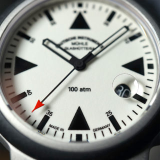 Nahaufnahme des cremeweißen Zifferblatts des S.A.R. Rescue-Timer Lumen