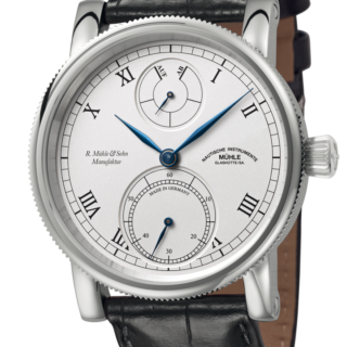 Robert Mühle Auf/Ab: Frontalansicht einer Armbanduhr mit weißem Zifferblatt, zwei Hilfszifferblättern, blauen Zeigern, silbernem Gehäuse und schwarzem Lederband.