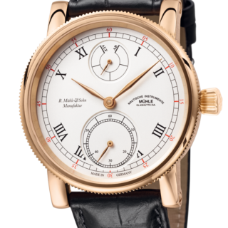 Robert Mühle Auf/Ab Gold: Frontalansicht einer Armbanduhr mit weißem Zifferblatt, zwei Hilfszifferblättern, goldenen Zeigern und Gehäuse, schwarzes Lederband.