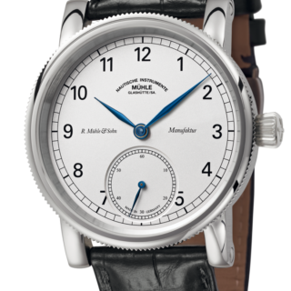 Robert Mühle Kleine Sekunde: Frontalansicht einer Armbanduhr mit weißem Zifferblatt, kleiner Sekunde, blauen Zeigern und silbernen Gehäuse am schwarzen Lederband.