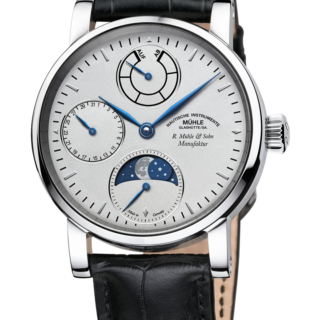 Robert Mühle Mondphase: Frontalansicht einer Armbanduhr mit weißem Zifferblatt, drei Hilfszifferblättern, blauen Zeigern, silbernem Gehäuse und schwarzem Lederband.