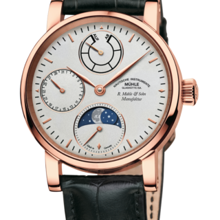 Robert Mühle Mondphase Gold: Frontalansicht einer Armbanduhr mit weißem Zifferblatt, drei Hilfszifferblättern, goldenen Zeigern und Gehäuse am schwarzen Lederband.