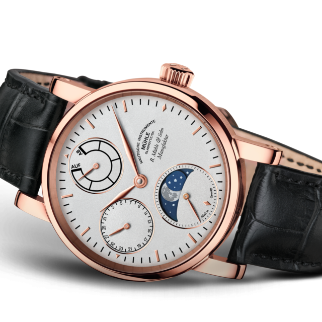 Robert Mühle Mondphase Gold: Armbanduhr mit weißem Zifferblatt, drei Hilfszifferblättern, rossgoldenen Zeigern und Gehäuse, schwarzes Lederband.