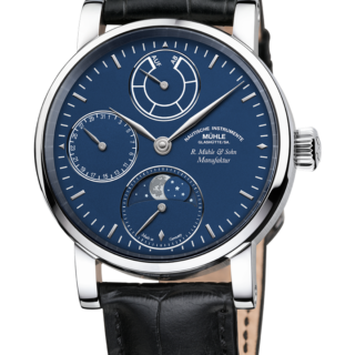 Robert Mühle Mondphase Platin: Frontalansicht einer Armbanduhr mit blauem Zifferblatt, drei Hilfszifferblätter, platinfarbenem Zeigern und Gehäuse am schwarzen Lederband.