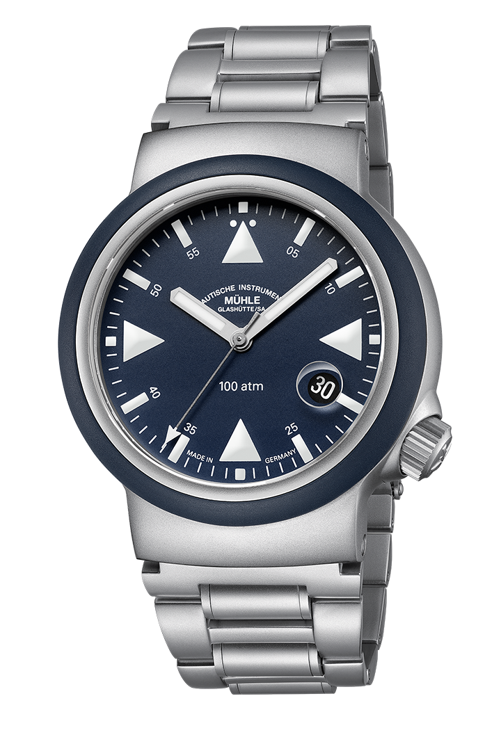 Frontansicht S.A.R. Rescue-Timer Nautikblau. Dreizeigeruhr mit nautikblauem Zifferblatt an Metallband.