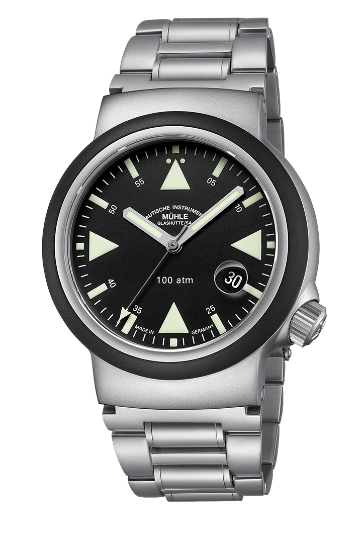 Frontansicht S.A.R. Rescue-Timer. Dreizeigeruhr mit schwarzem Zifferblatt an Metallband.