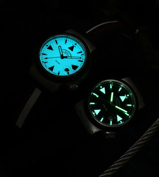 Nachaufnahmen der nachleuchtenden Zifferblätter und Indizes des S.A.R. Rescue-Timer Lumen (links) und S.A.R. Rescue-Timer (rechts)