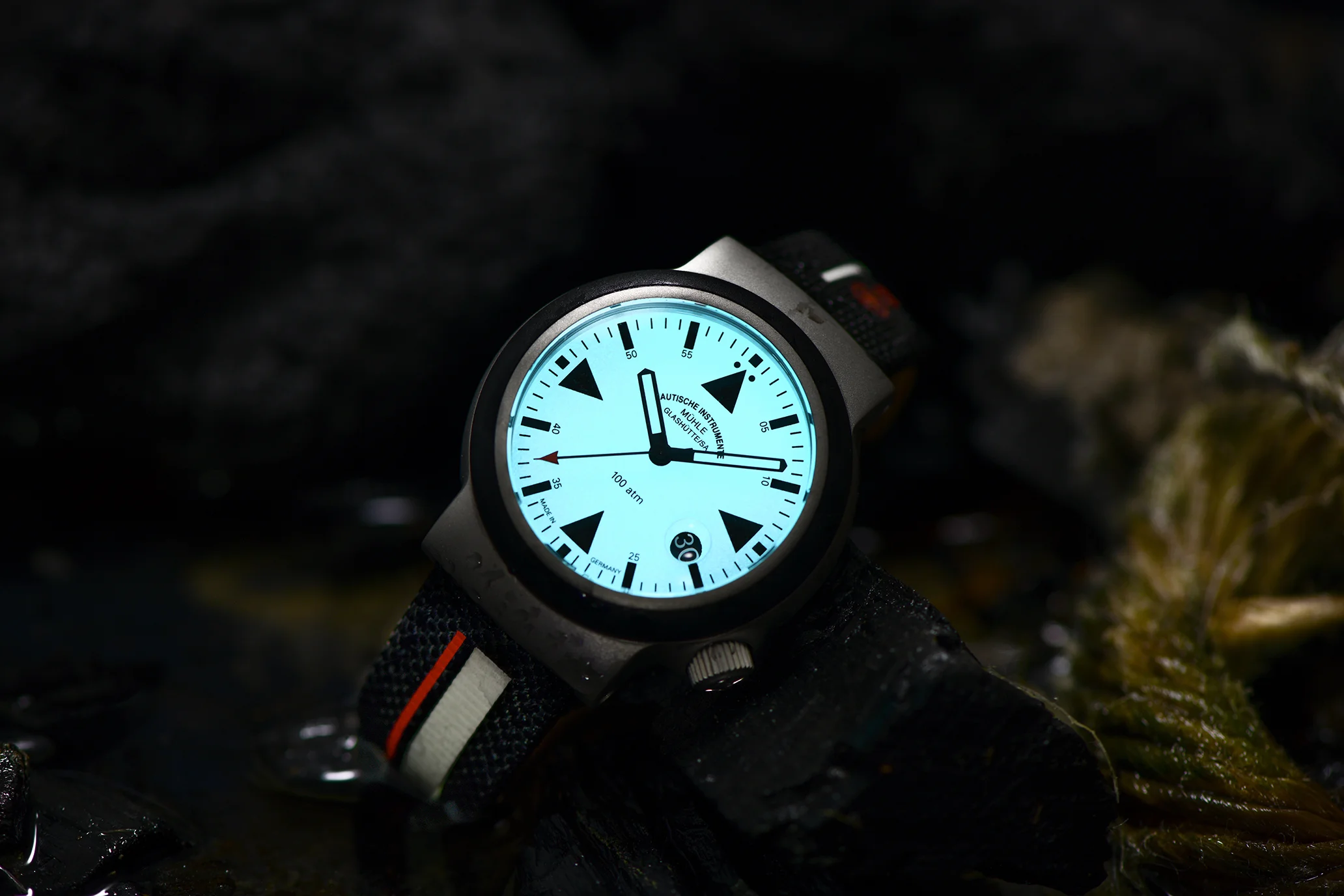 Nachtaufnahme des S.A.R. Rescue-Timer Lumen mit blau-grün nachtleuchtendem Zifferblatt