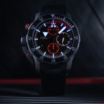 Nachtaufnahme des S.A.R. Fliegerchronograph mit nachleuchtenden Zeigern und Indizes.