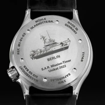 Gehäuseboden des S.A.R. Mission-Timer TITAN Unikat Edition 2022 mit Gravur des Seenotrettungskreuzers "Berlin"