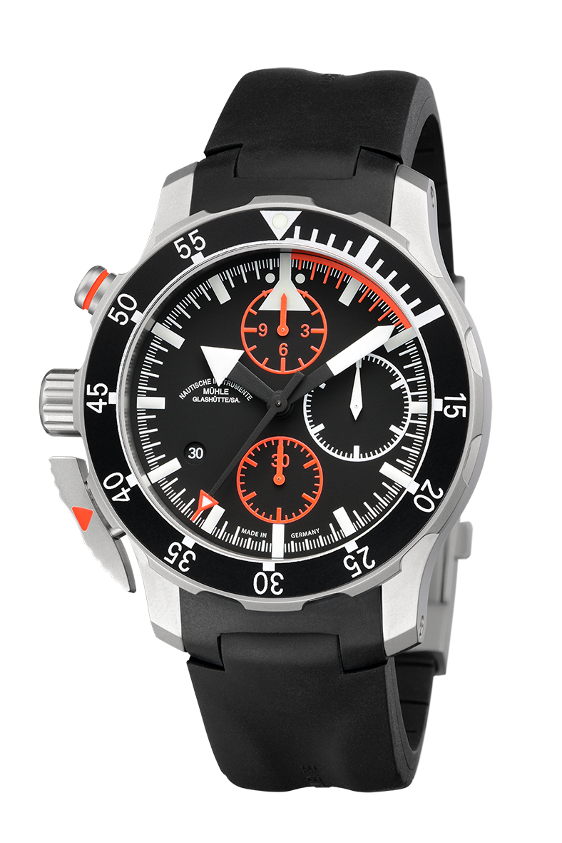 S.A.R. Flieger-Chronograph: Frontalansicht einer Armbanduhr mit schwarzem Zifferblatt und schwarzer Lünette, silbernem Gehäuse und schwarzem Kautschukband.