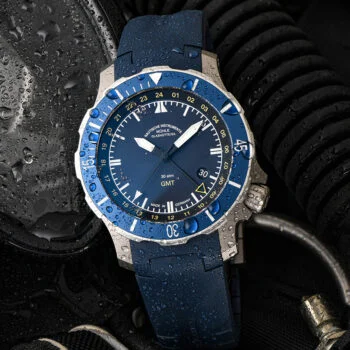 Armbanduhr "Seebataillion GMT" liegt auf einer Taucherbrille
