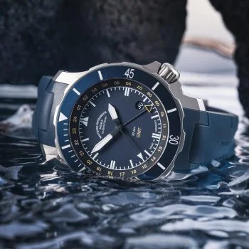 Seebataillon GMT mit blauem Kautschukband liegt seitlich im Wasser.