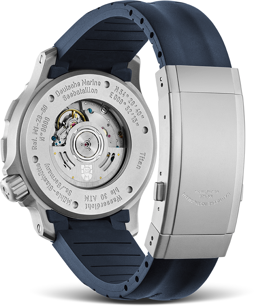 Rückansicht der Seebataillon GMT am blauen Kautschukband mit Blick auf den gläsernen Gehäuseboden.