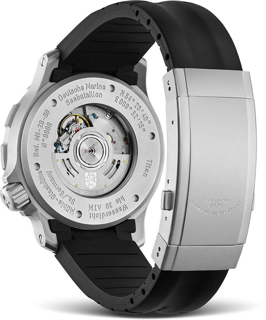 Rückansicht der Seebataillon GMT am schwarzen Kautschukband mit Blick auf den gläsernen Gehäuseboden.