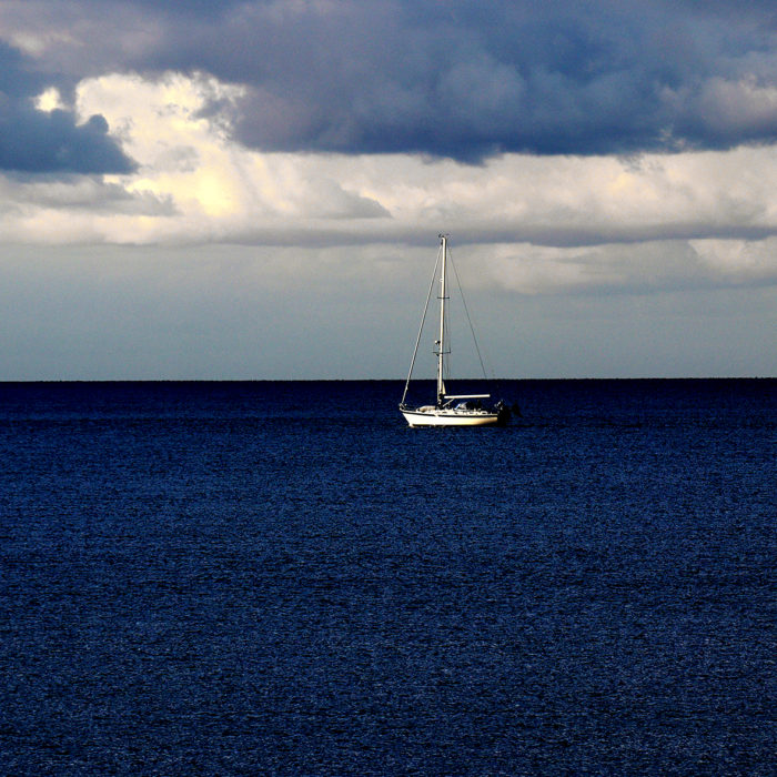Ankerndes Segelboot allein auf weiter See
