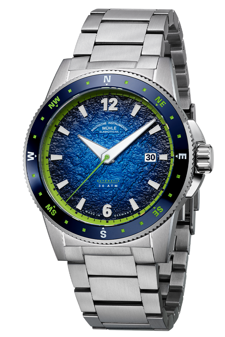 Sportivo Kompass Datum: Frontalansicht einer Armbanduhr mit blauem, strukturiertem Zifferblatt und grünen Details, Stahlgehäuse und Metallband.