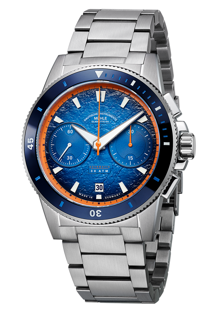 Sportivo Active Chronograph: Frontalansicht einer Armbanduhr mit strukturiertem blauen Zifferblatt, stahlfarbenem Gehäuse und Metallband.