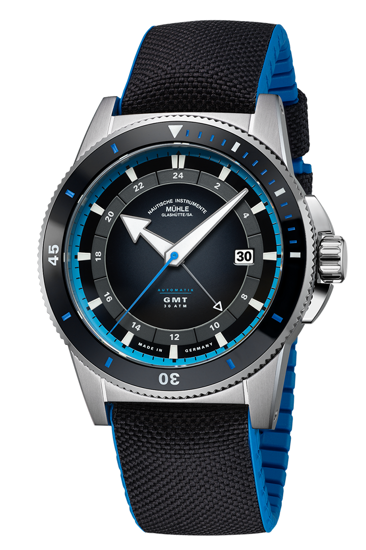 Sportivo Travel GMT: Frontalansicht einer Armbanduhr mit schwarzem Zifferblatt und blauen Details, Stahlgehäuse und dunkelblauem Textilband mit blauer Kautschukinnenseite.