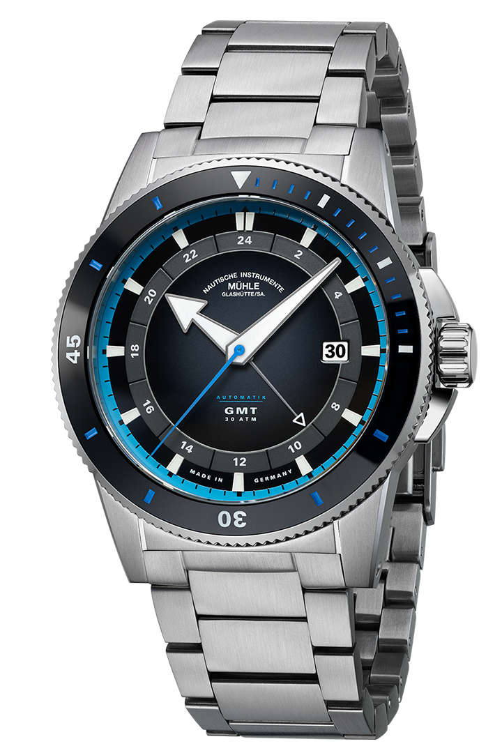 Sportivo Travel GMT: Frontalansicht einer Armbanduhr mit schwarzem Zifferblatt und blauen Details, silbernem Gehäuse und Metallband.