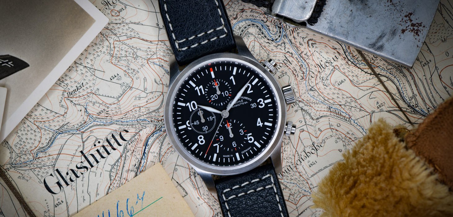 Armbanduhr Terrasport I Chronograph mit schwarzem Zifferblatt und schwarzem Lederband liegt auf einer hellen Landkarte.