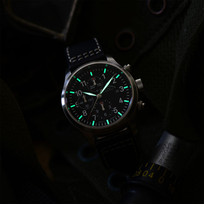 Nachtaufnahme des Terrasport I Chronograph mit schwarzem Zifferblatt und nachleuchtenden Zeigern und Indizes.