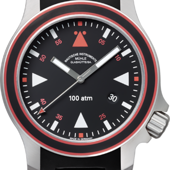 S.A.R. Anniversary-Timer: Frontalansicht einer Armbanduhr mit schwarzem Zifferblatt, roten und weißen Indizes, schwarz-roter Lünette mit matt-silbernem Gehäuse an einem schwarzen Kautschukband.