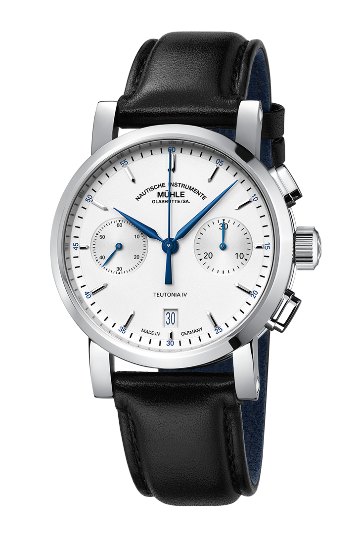 Frontalansicht der Armbanduhr Teutonia IV Chronograph mit weißem Zifferblatt, blauen Zeigern und silbernem Gehäuse am schwarzen Lederband.