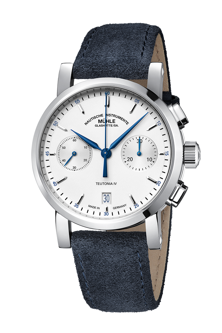 Frontalansicht der Armbanduhr Teutonia IV Chronograph mit weißem Zifferblatt im silbernen Gehäuse am blauen Velourslederband.