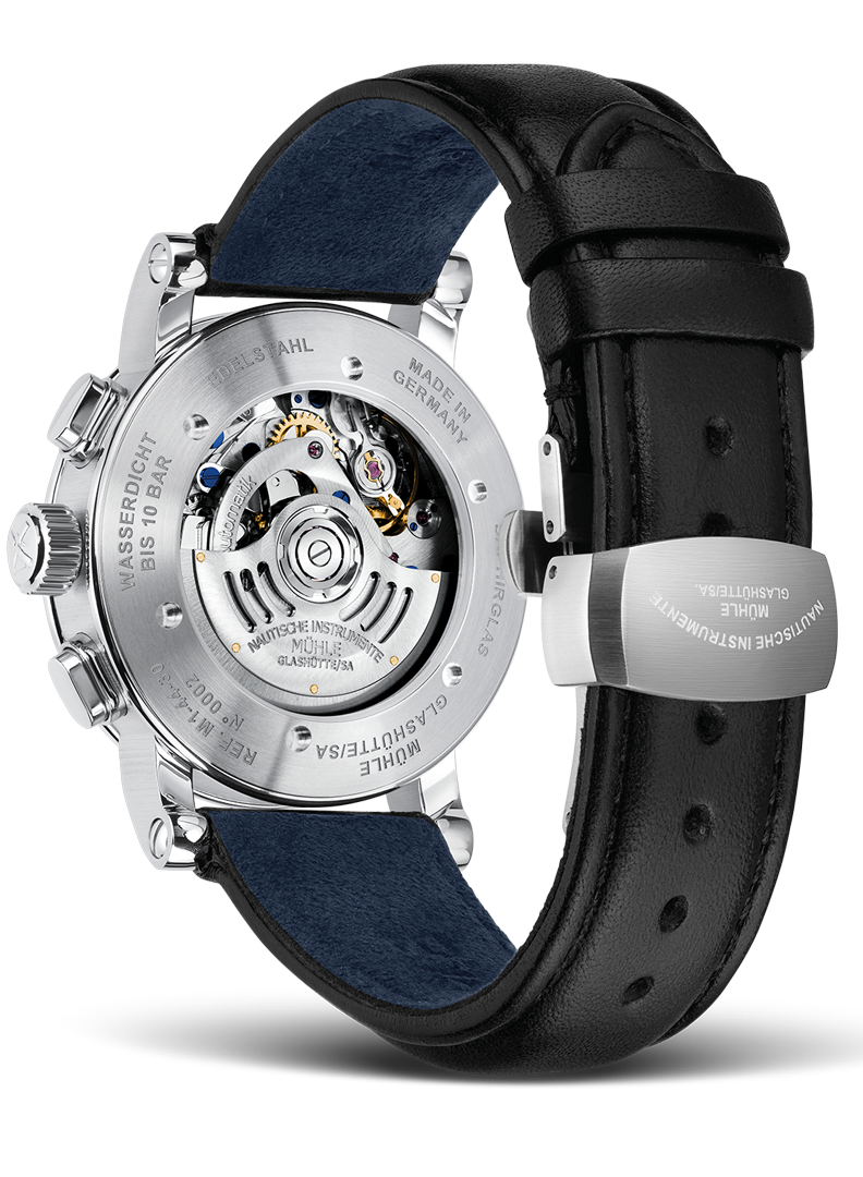 Rückansicht des Teutonia IV Chronograph am schwarzen Lederband mit Blick ins Uhrwerk durch den gläsernen Gehäuseboden.