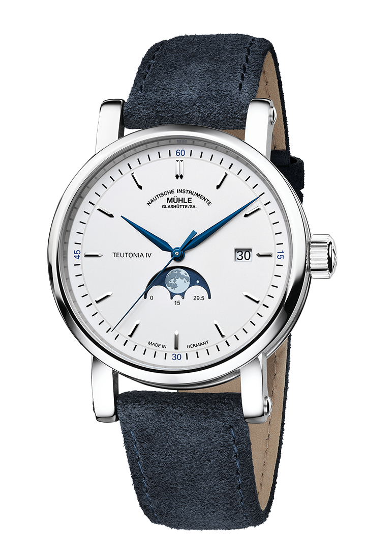 Frontalansicht der Armbanduhr Teutonia IV Mondphase mit weißem Zifferblatt im silbernen Gehäuse am blauen Velourslederband.