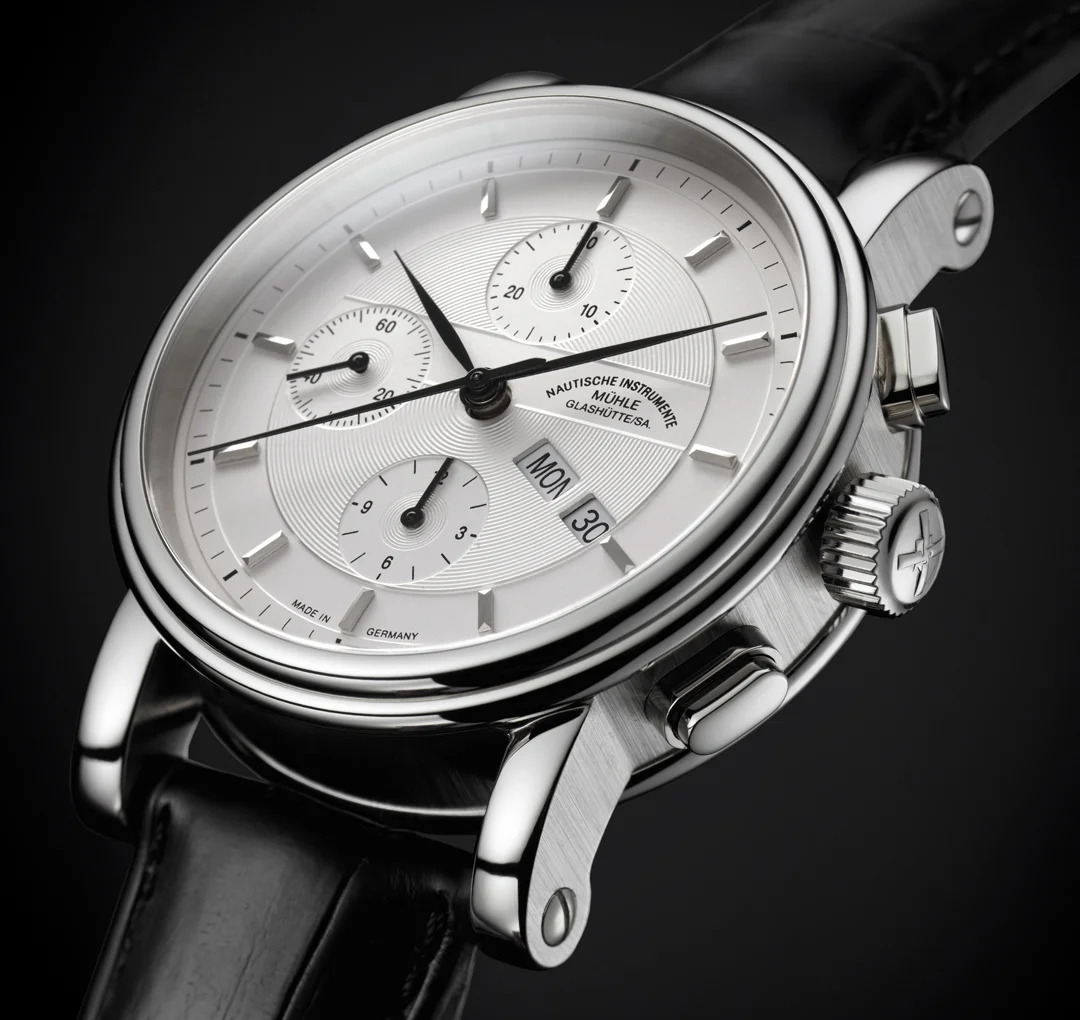 Leicht schräge Ansicht auf den Teutonia II Chronograph am schwarzen Lederband vor schwarzem Hintergrund.