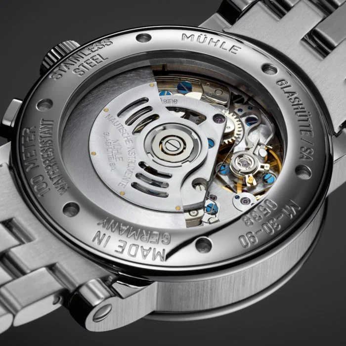 Makroaufnahme des Gehäusebodens des Teutonia Chronographen mit Blick ins Uhrwerk durch den gläsernen Gehäuseboden