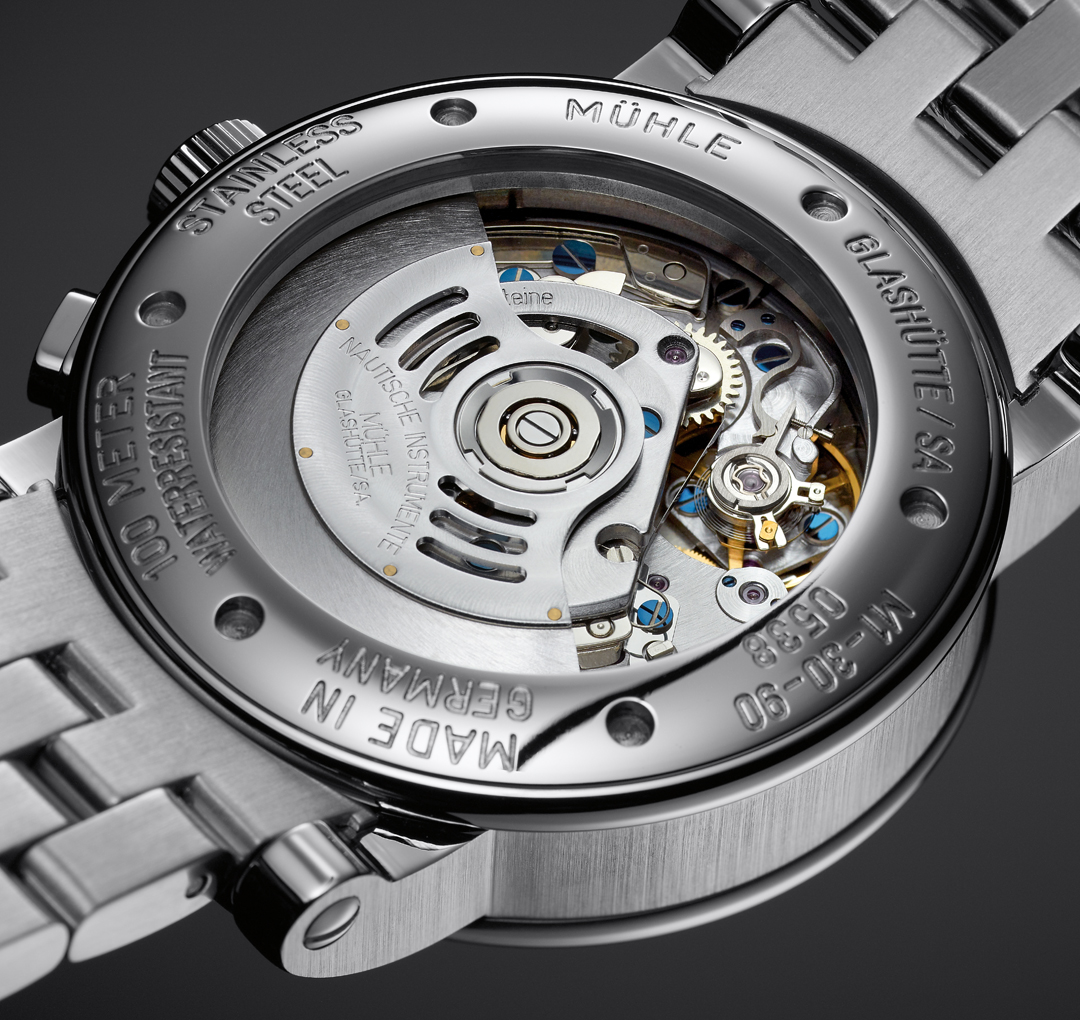 Makroaufnahme des Gehäusebodens des Teutonia Chronographen mit Blick ins Uhrwerk durch den gläsernen Gehäuseboden