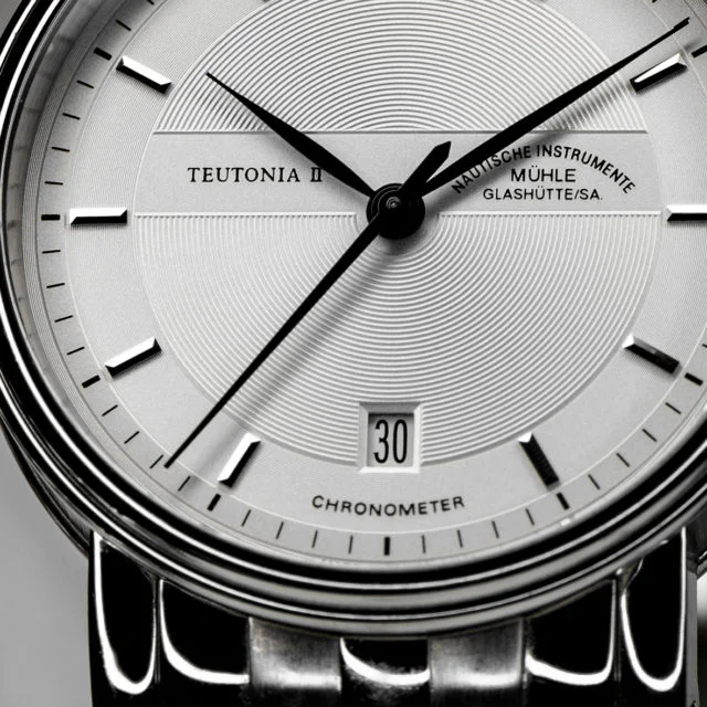Detailaufnahme des Teutonia II Chronometermit Fokus auf die Datumsanzeige bei 6 Uhr