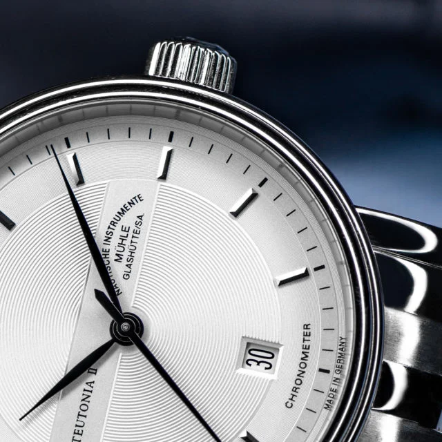 Detailaufnahme des Teutonia II Chronometer mit Fokus auf den rechten Gehäuserand und die Krone bei 3 Uhr.