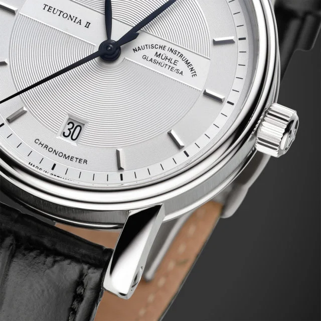 Detailaufnahme des Teutonia II Chronometer am schwarzen Lederband mit Fokus auf den Gehäuserand zwischen 2 und 6 Uhr.