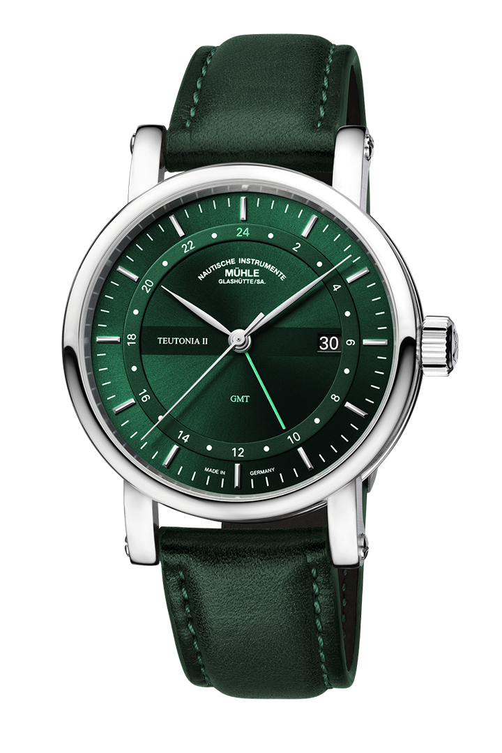 Teutonia II GMT: Frontalansicht einer Armbanduhr mit grünem Zifferblatt, Stahlgehäuse und grünem Lederband.