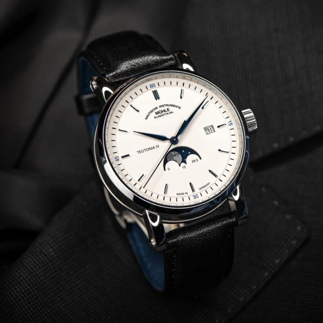 Armbanduhr Teutonia IV Mondphase am schwarzen Lederband steht auf einem schwarzen Sakko.