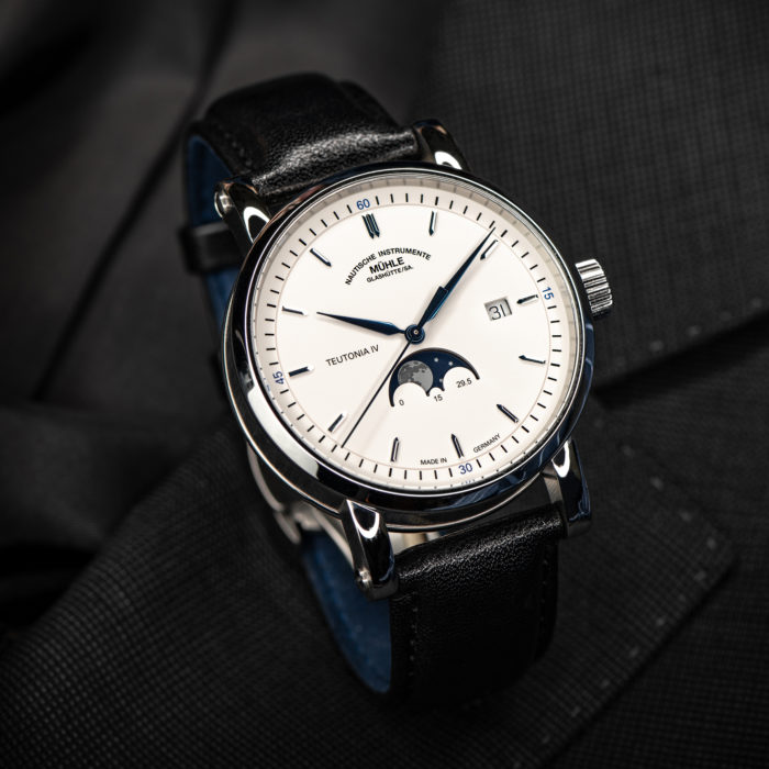 Armbanduhr Teutonia IV Mondphase am schwarzen Lederband steht auf einem schwarzen Sakko.