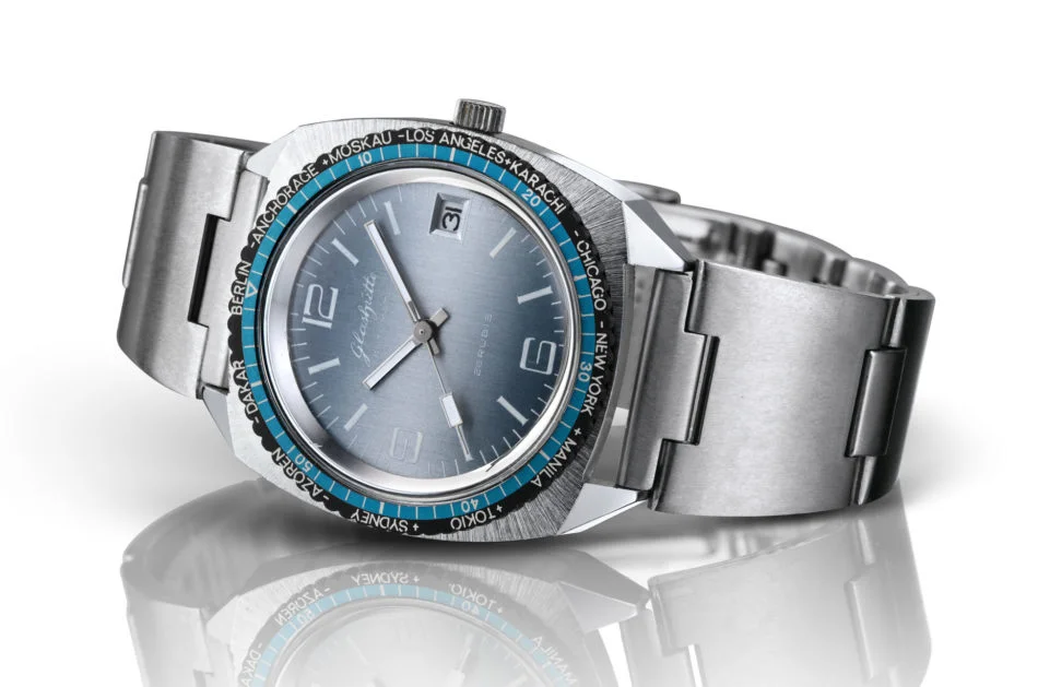 Historische Armbanduhr mit eisblauem Zifferblatt am Stahlband, liegend.