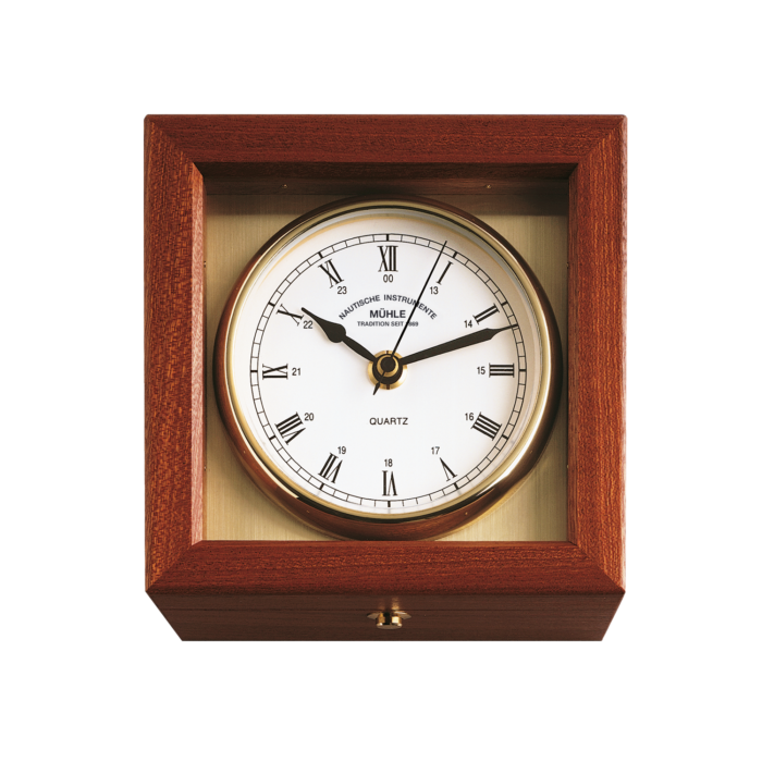 Yacht-Chronometer ECO: Nautisches Zeitmessinstrument mit weißem Zifferblatt und Messingplatine in einer Holzbox mit Glasdeckel.