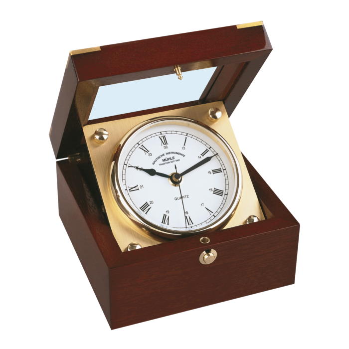 Yacht Chronometer LUXUS: Nautisches Zeitmessinstrument mit weißem Zifferblatt und Messingplatine in einer dunklen Holzbox.