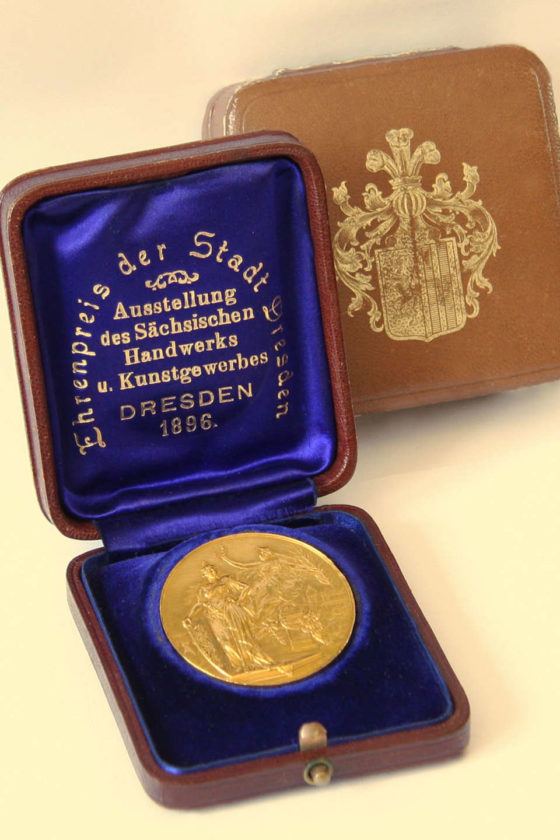 Goldene Medaille "Ehrenpreis der Stadt Dresden" in einer Holzschatulle mit blauem Innenstoff.