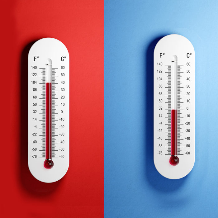 Zwei weiße Thermometer auf rotem und blauen Hintergrund mit jeweils einer hohen und einer niedrigen Temperatur.
